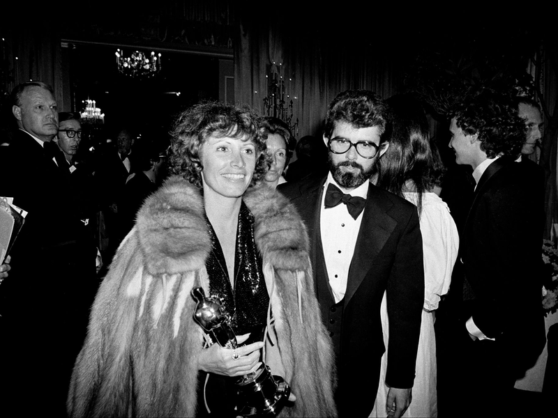 Marcia Lucas, damalige Ehefrau von Regisseur George Lucas (r), trägt ihre Oscar-Statuette am 4. April 1978 zu einer Party nach der Oscarverleihung im Beverly Hilton Hotel. - Foto: Anonymous/AP/dpa