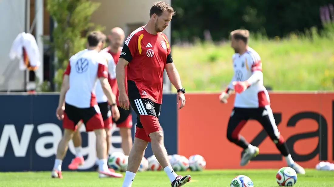Julian Nagelsmann bestreitet mit seiner Mannschaft noch zwei Testspiele vor der WM. - Bild: Federico Gambarini/dpa