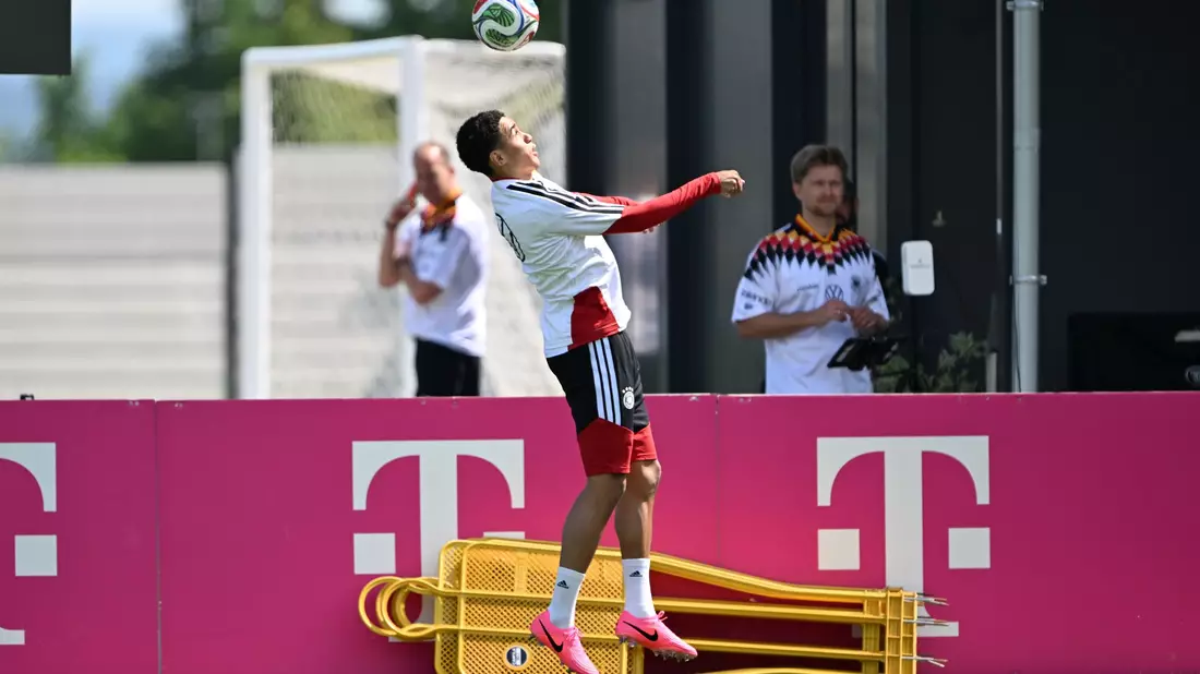 Jamal Musiala freut sich auf den WM-Start. - Bild: Federico Gambarini/dpa