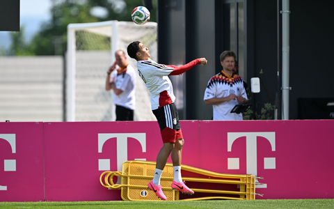 Jamal Musiala freut sich auf den WM-Start. - Foto: Federico Gambarini/dpa