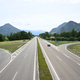 Die Warnungen vor einem Verkehrschaos haben offenbar gewirkt - nur wenige Autos auf der A8 in Richtung Österreich - Foto: Felix Hörhager/dpa