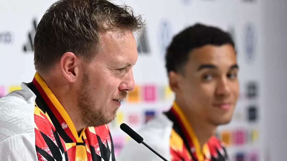 Julian Nagelsmann (l.) und Jamal Musiala (r.) sprechen bei der DFB-Pressekonferenz.  - Bild: Federico Gambarini/dpa
