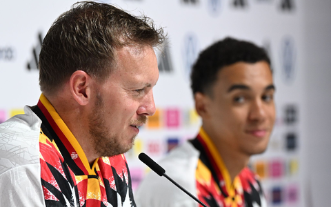 Julian Nagelsmann (l.) und Jamal Musiala (r.) sprechen bei der DFB-Pressekonferenz.  - Foto: Federico Gambarini/dpa