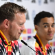 Julian Nagelsmann (l.) und Jamal Musiala (r.) sprechen bei der DFB-Pressekonferenz.  - Foto: Federico Gambarini/dpa