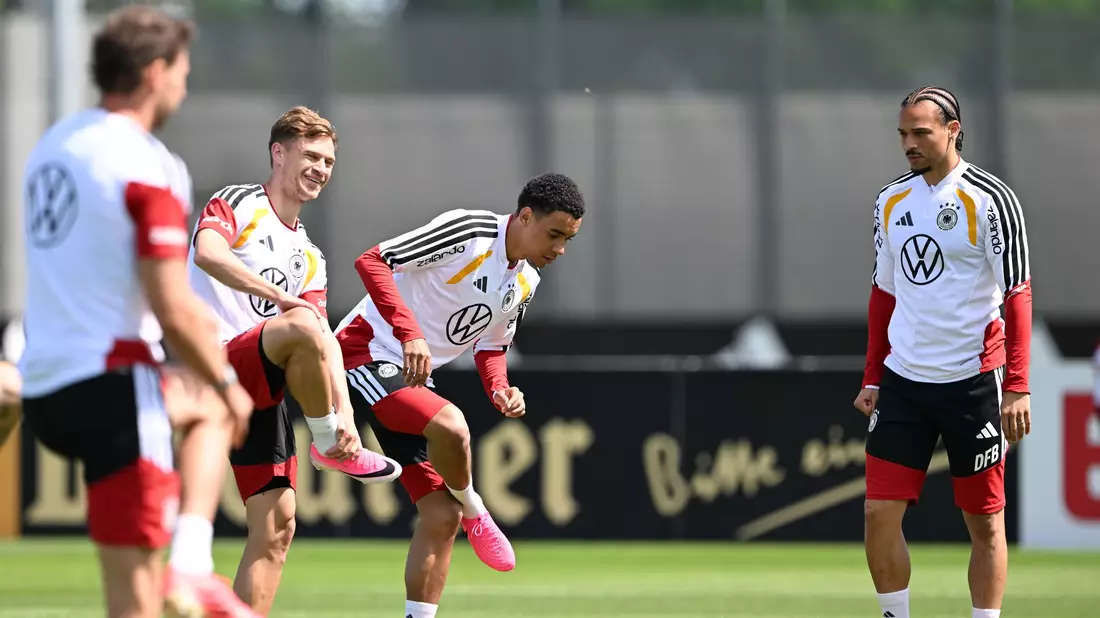 Joshua Kimmich, Jamal Musiala und Leroy Sané (v.l.n.r.) im Abschlusstraining der Nationalmannschaft - Bild: Federico Gambarini/dpa