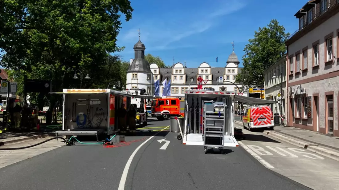 FW Paderborn: Gefahrstofffreisetzung in einem Ladenlokal in der Schloßstraße - Bild: presseportal.de