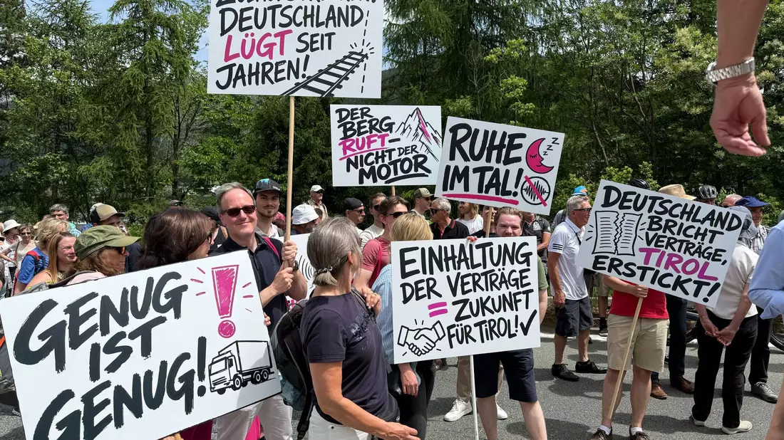 Bei der Demonstration wird auch Kritik an Deutschland geäußert. - Bild: Matthias Röder/dpa