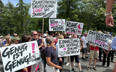 Bei der Demonstration wird auch Kritik an Deutschland geäußert. - Foto: Matthias Röder/dpa