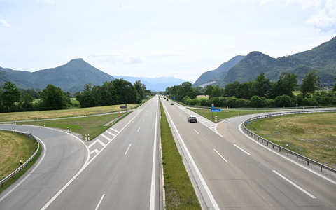 Die Warnungen vor einem Verkehrschaos haben offenbar gewirkt - nur wenige Autos auf der A8 in Richtung Österreich - Foto: Felix Hörhager/dpa