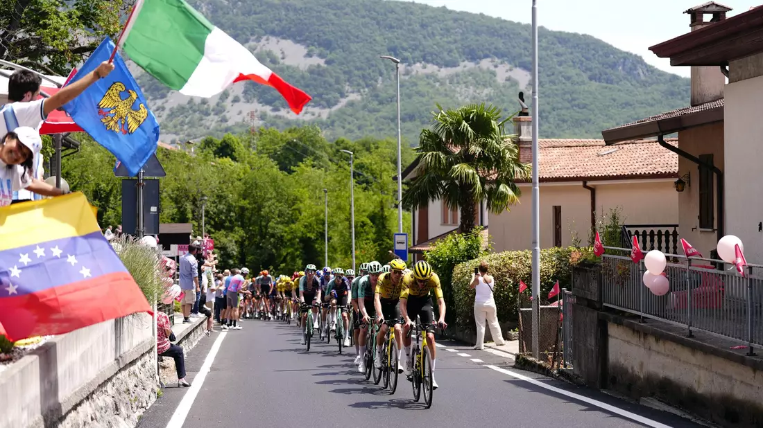 Das Peloton auf der 20. Etappe des Giro d’Italia. - Bild: Fabio Ferrari/LaPresse/AP/dpa