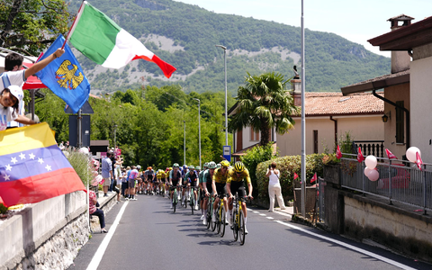 Das Peloton auf der 20. Etappe des Giro d’Italia. - Foto: Fabio Ferrari/LaPresse/AP/dpa