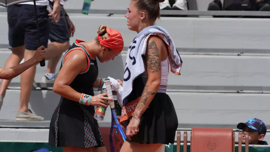 Beim Tennismatch der Russin Diana Schnaider (l) gegen die Ukrainerin Oleksandra Olijnykowa ging es um mehr als nur Sport. - Bild: Thibault Camus/AP/dpa