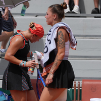 Beim Tennismatch der Russin Diana Schnaider (l) gegen die Ukrainerin Oleksandra Olijnykowa ging es um mehr als nur Sport. - Foto: Thibault Camus/AP/dpa