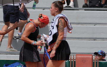 Beim Tennismatch der Russin Diana Schnaider (l) gegen die Ukrainerin Oleksandra Olijnykowa ging es um mehr als nur Sport. - Foto: Thibault Camus/AP/dpa
