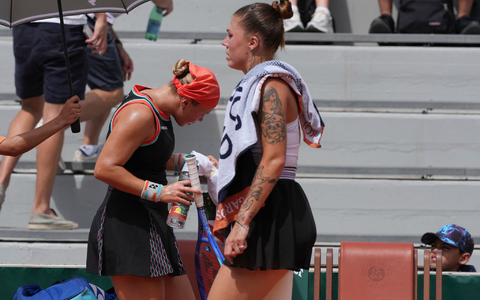 Beim Tennismatch der Russin Diana Schnaider (l) gegen die Ukrainerin Oleksandra Olijnykowa ging es um mehr als nur Sport. - Foto: Thibault Camus/AP/dpa
