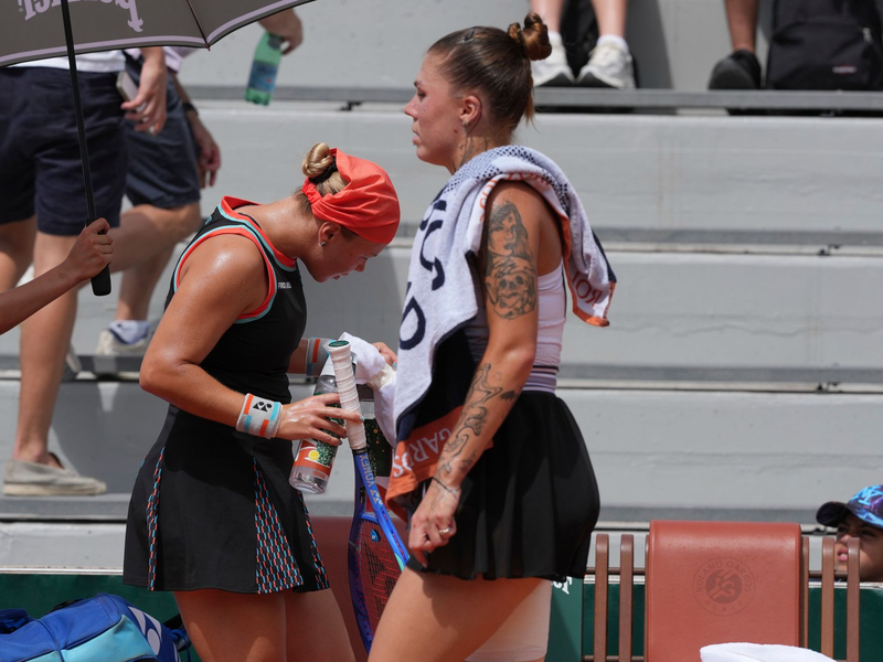 Beim Tennismatch der Russin Diana Schnaider (l) gegen die Ukrainerin Oleksandra Olijnykowa ging es um mehr als nur Sport. - Foto: Thibault Camus/AP/dpa