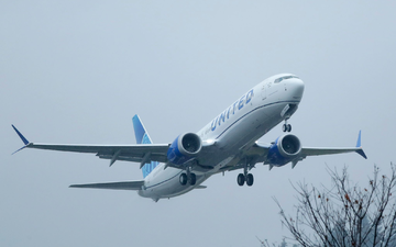 Passagierflugzeug muss nach Sicherheitsvorfall zwischenlanden. (Archivbild) - Foto: Ted S. Warren/AP/dpa