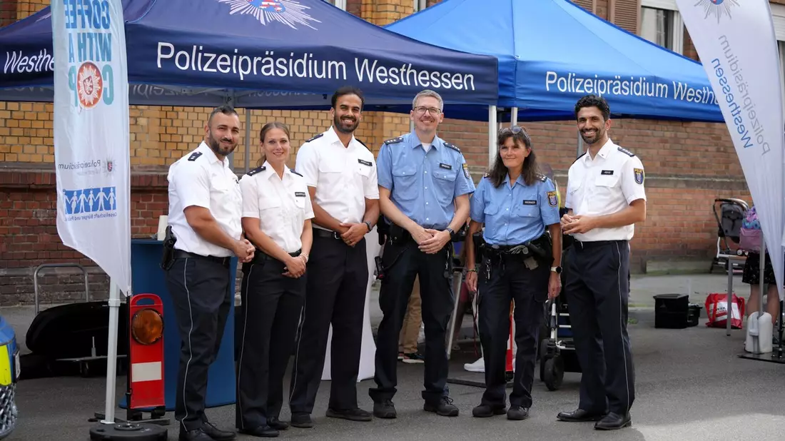 POL-WI: Biebricher Höfefest 2026: Zeichen des Respekts für Einsatzkräfte gesetzt - Bild: presseportal.de
