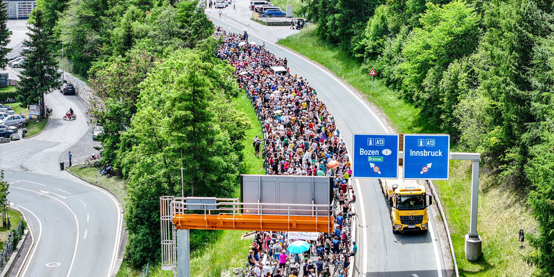 Tausende demonstrierten gegen die Umweltbelastungen durch den Transitverkehr - Foto: Jason Tschepljakow/dpa