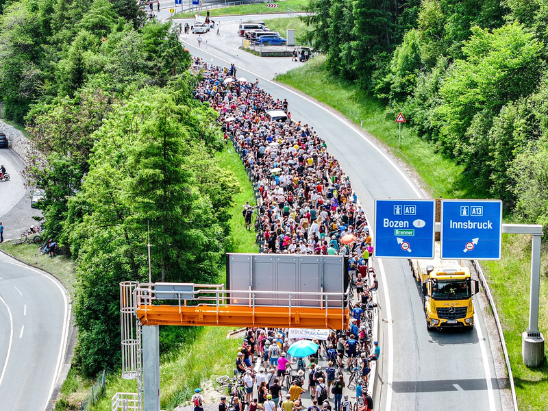 Tausende demonstrierten gegen die Umweltbelastungen durch den Transitverkehr - Foto: Jason Tschepljakow/dpa