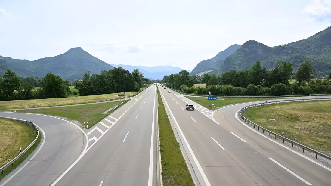 Die Warnungen vor einem Verkehrschaos haben offenbar gewirkt - nur wenige Autos auf der A8 in Richtung Österreich - Bild: Felix Hörhager/dpa