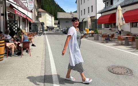 Ungewohnte Szenerie am Brenner: Kein Verkehr - und daher stressfreies Bedienen der Gäste auf der anderen Straßenseite. - Foto: Matthias Röder/dpa