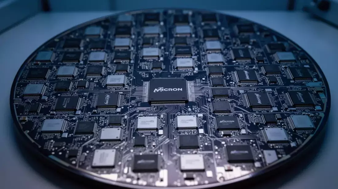 El fondo noruego aterriza en Micron mientras los contratos a cinco años sellan el giro estructural de la memoria HBM Illustration mit AI erstellt übermittelt durch boerse-global.de