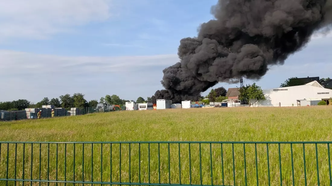 FW Burscheid: Großbrand beschäftigt Feuerwehr am Samstag - Bild: presseportal.de