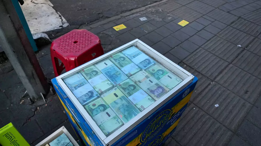 Die nahezu hundertprozentige Inflation im Iran hat die Preise für fast alle Waren verdoppelt. (Archivbild) - Bild: Vahid Salemi/AP/dpa