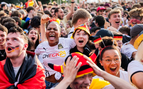Das Check24-Shirt war 2024 auf vielen Fanmeilen zu sehen - wie hier in Berlin. (Archivbild) - Foto: Christoph Soeder/dpa