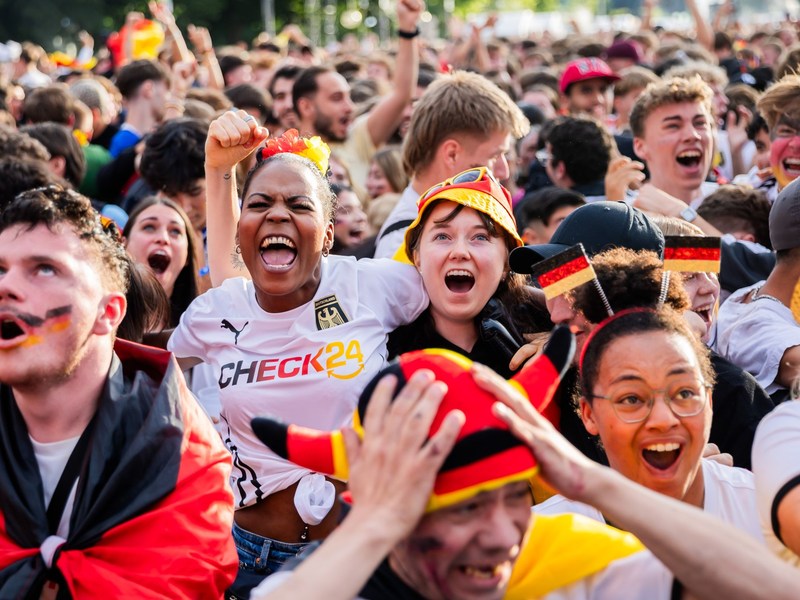 Das Check24-Shirt war 2024 auf vielen Fanmeilen zu sehen - wie hier in Berlin. (Archivbild) - Foto: Christoph Soeder/dpa