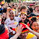 Das Check24-Shirt war 2024 auf vielen Fanmeilen zu sehen - wie hier in Berlin. (Archivbild) - Foto: Christoph Soeder/dpa