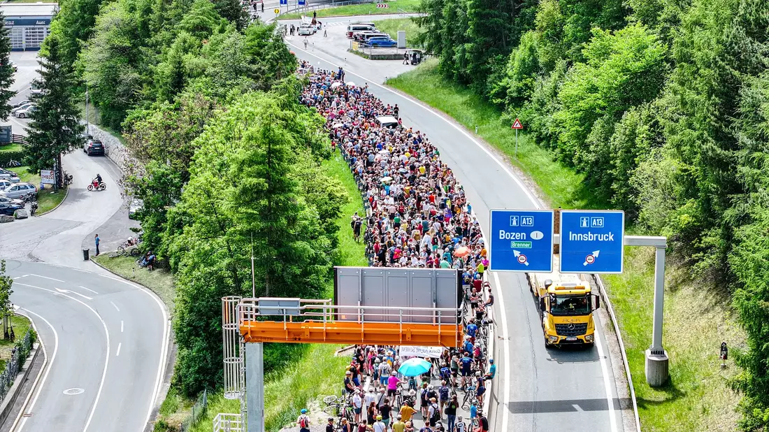 Tausende demonstrierten gegen die Umweltbelastungen durch den Transitverkehr - Bild: Jason Tschepljakow/dpa