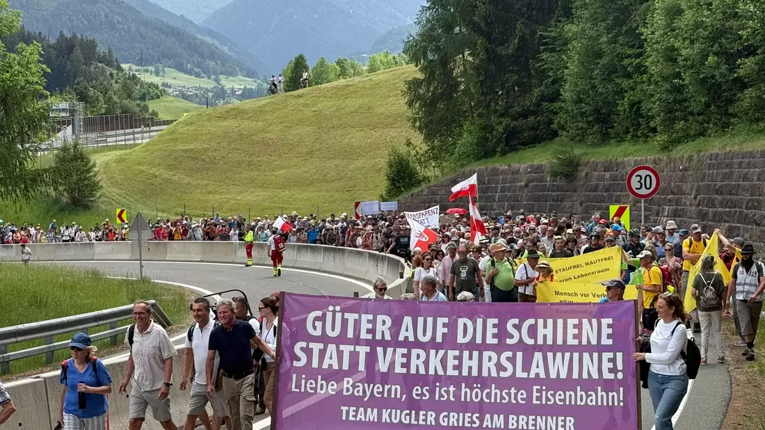 Menschen reisten mit Bahn und Fahrrädern zu dem Protest an. - Bild: Matthias Röder/dpa