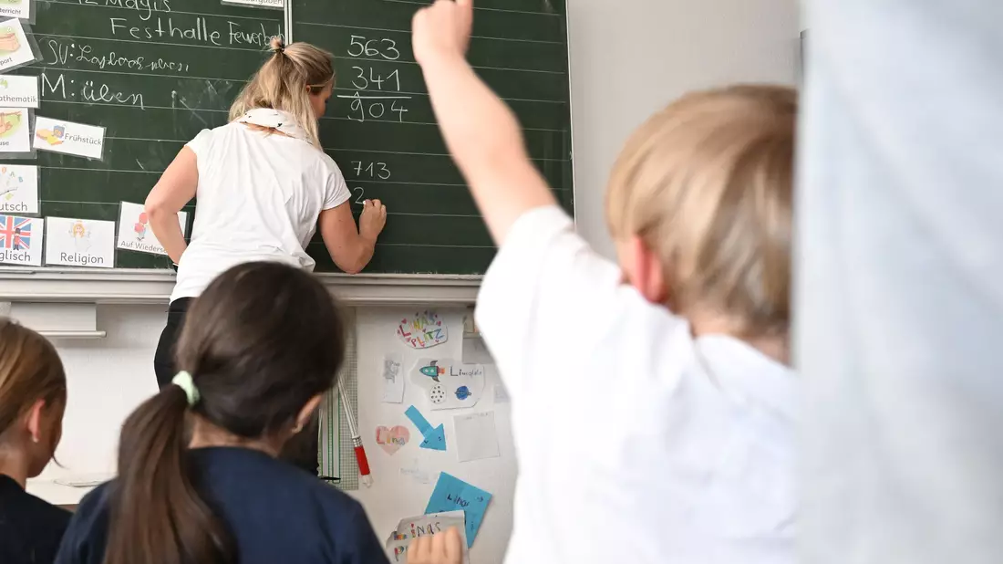 Für Grundschulkinder sehen Wissenschaftler erhebliche Risiken bei der Nutzung sozialer Medien. (Archivbild)  - Bild: Bernd Weißbrod/dpa