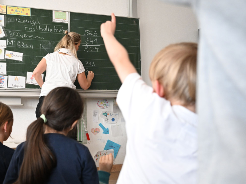 Für Grundschulkinder sehen Wissenschaftler erhebliche Risiken bei der Nutzung sozialer Medien. (Archivbild) - Foto: Bernd Weißbrod/dpa