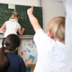 Für Grundschulkinder sehen Wissenschaftler erhebliche Risiken bei der Nutzung sozialer Medien. (Archivbild)  - Foto: Bernd Weißbrod/dpa