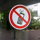 Bei Grundschulkindern ist bei Smartphone-Nutzung laut NRW-Schulministerium Zurückhaltung geboten. (Archivbild)  - Foto: Jens Kalaene/dpa