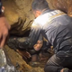 Um aus dem Berg zu kommen, mussten die tagelang eingeschlossenen Goldsucher viele enge Tunnel passieren. - Foto: -/Metta Tham Rescue Kalasin/AP/dpa