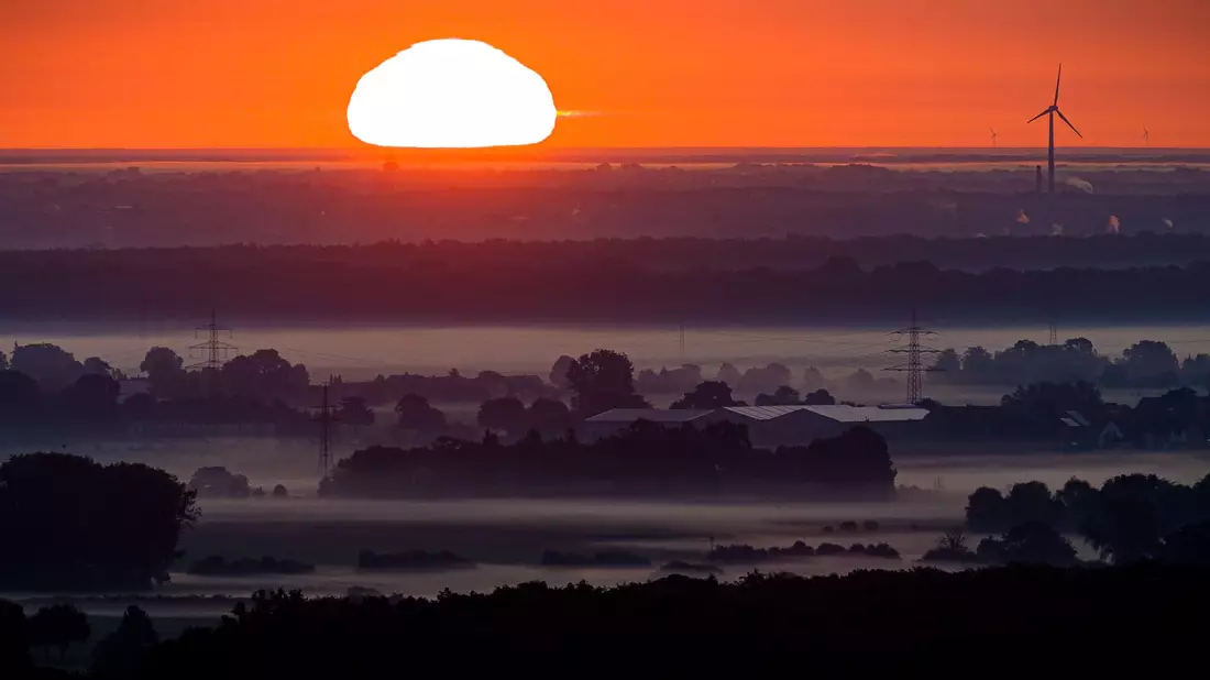 Im Norden gab es Sonntagfrüh auch Nebel. - Bild: Moritz Frankenberg/dpa