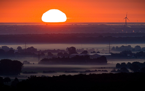 Im Norden gab es Sonntagfrüh auch Nebel. - Foto: Moritz Frankenberg/dpa