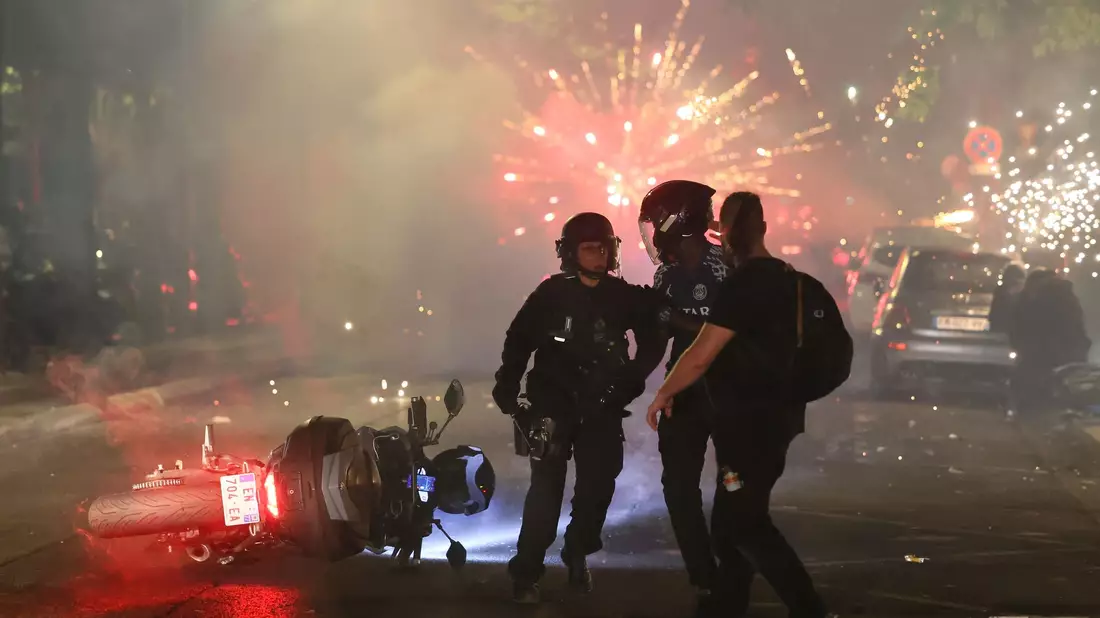 Rund 22.000 Polizisten waren landesweit im Einsatz. - Bild: Thomas Padilla/AP/dpa
