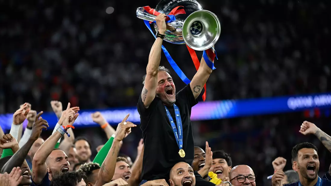 Getragen von seinen Schützlingen: PSG-Coach Luis Enrique. - Bild: Denes Erdos/AP/dpa
