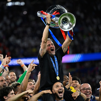 Getragen von seinen Schützlingen: PSG-Coach Luis Enrique. - Foto: Denes Erdos/AP/dpa
