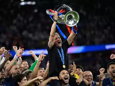 Getragen von seinen Schützlingen: PSG-Coach Luis Enrique. - Foto: Denes Erdos/AP/dpa