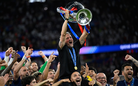 Getragen von seinen Schützlingen: PSG-Coach Luis Enrique. - Foto: Denes Erdos/AP/dpa