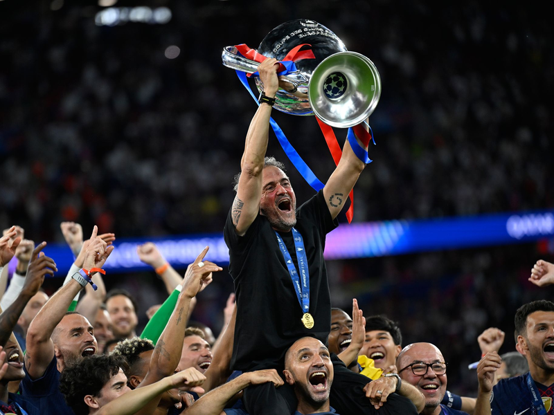 Getragen von seinen Schützlingen: PSG-Coach Luis Enrique. - Foto: Denes Erdos/AP/dpa