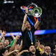 Getragen von seinen Schützlingen: PSG-Coach Luis Enrique. - Foto: Denes Erdos/AP/dpa