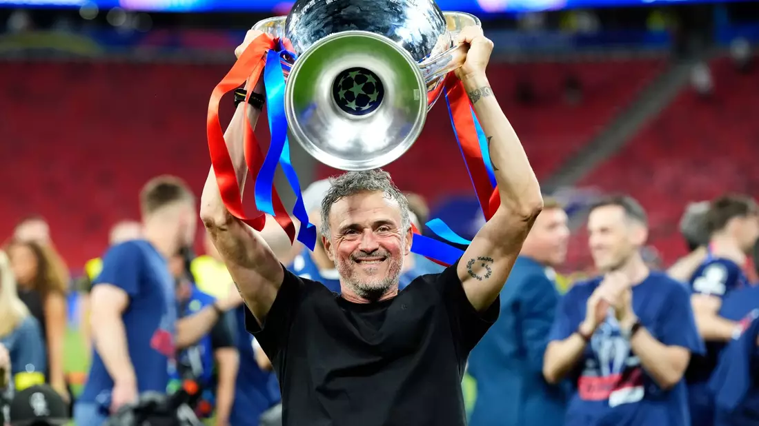Luis Enrique wollte den Henkelpott gar nicht mehr hergeben.  - Bild: Nick Potts/PA Wire/dpa
