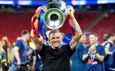 Luis Enrique wollte den Henkelpott gar nicht mehr hergeben.  - Foto: Nick Potts/PA Wire/dpa